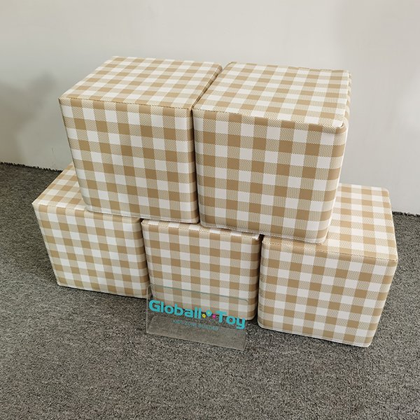 beige-geruite-zachte-speelblokken-voor-speelkamer
