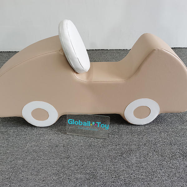 beige-soft-play-auto-rocker-voor-peuters