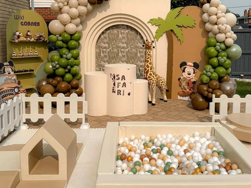 Attrezzature da gioco morbide a tema Safari e vasca con palline per feste per bambini e campi da gioco al coperto