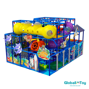 aire de jeux intérieure à thème pirate avec toboggan jaune et décorations sous-marines