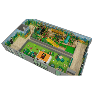 taman bermain dalam ruangan bertema hutan dengan terowongan seluncuran dan jaring panjat untuk anak-anak