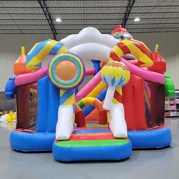 castello-rimbalzante-lecca-lecca-gigante-per-festival-all-aperto