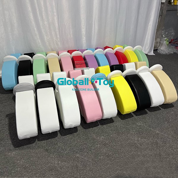 Sprzedawca wielokolorowych miękkich bujaków do zabawy dla dzieci