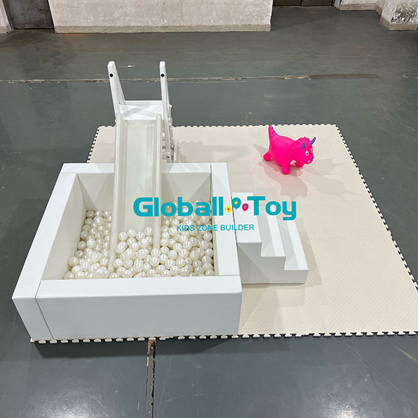 Zachte ballenbak en glijbaan voor kinderen