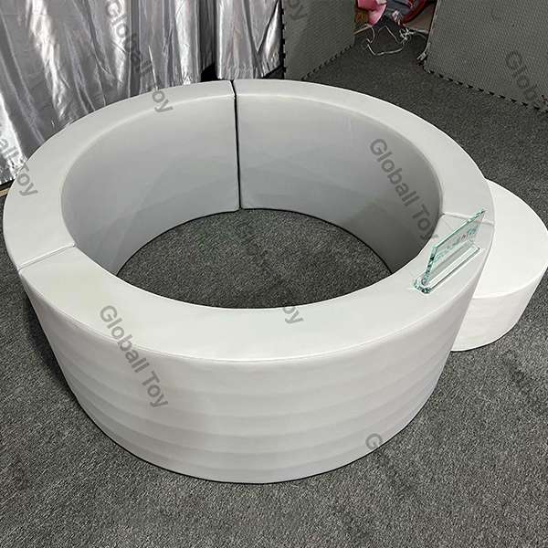 Piscina per palline da gioco morbida rotonda blu e bianca con gradino per parco giochi al coperto per bambini e centro divertimento per feste di compleanno