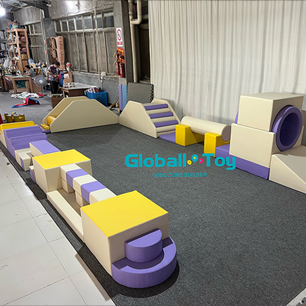 Piscine &agrave; balles soft play avec toboggan pour location commerciale
