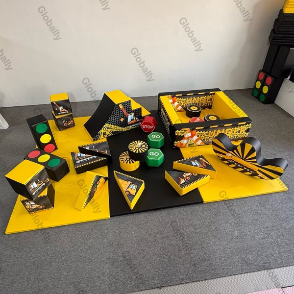 Constructiethema zachte speelblokken voor peuter gym binnenshuis