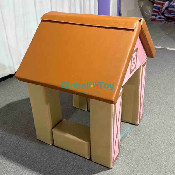 Vue latérale de la maison pour enfants Soft Play pour aire de jeux pour enfants