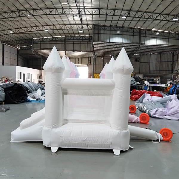 Çocuk partisi için pastel şişme atlama kalesi