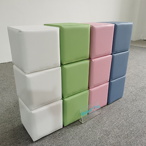 Kleurrijke zachte speelblokken voor stapelspellen voor peuters