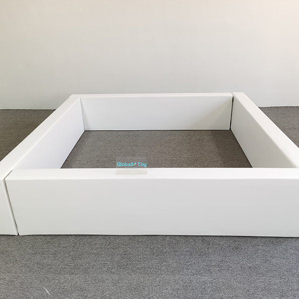 Met schuim gevoerd wit speelhek voor de speelkamer van kinderen