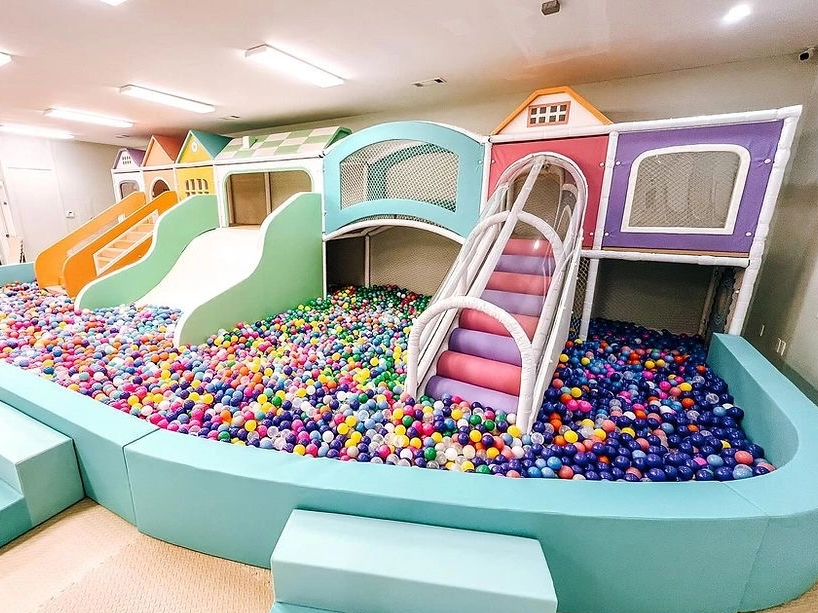 Colorido patio interior con toboganes y piscina de bolas | Equipos comerciales de juego suave para ni&ntilde;os