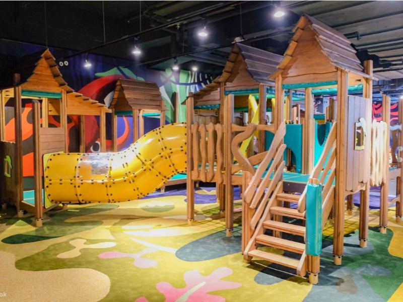 Pericoli per la sicurezza e misure protettive nei parchi giochi al coperto per bambini