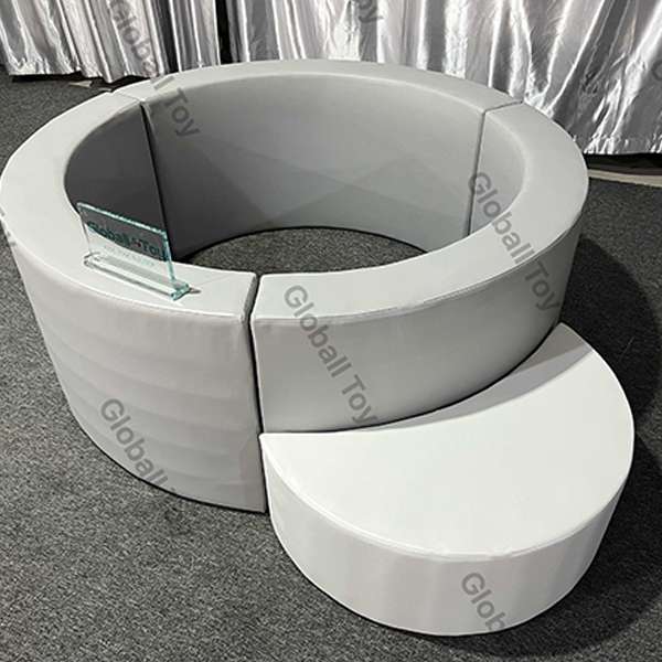 Piscina per palline da gioco morbida rotonda blu e bianca con gradino per parco giochi al coperto per bambini e centro divertimento per feste di compleanno