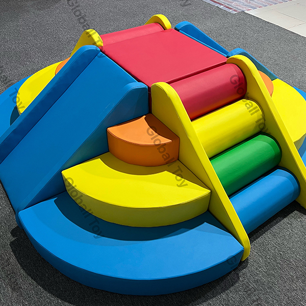 Piscine à balles blanche Soft Play pour enfants à l'intérieur