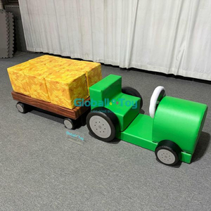 Zachte speeltractor met gele schuimblokken