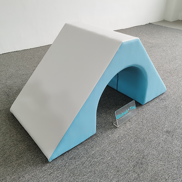 Witte peuterschuim oprit speeltuinfabriek