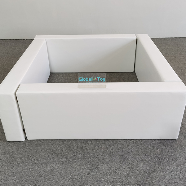 Dikke witte zachte speelwand voor babyveiligheidszone