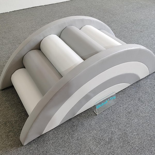 indoor-grijs-wit-soft-play-boog-rolbrug