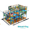 Kinder in Indoor -Spielbereich mit Spiralrutsche, Ballpool und interaktiven Spielplatten