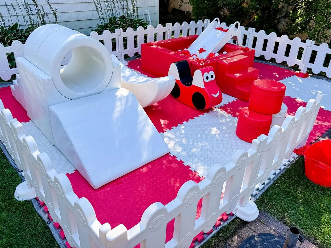 Set da gioco morbido rosso e bianco con scivolo e tunnel | Attrezzature per parchi giochi per bambini al coperto