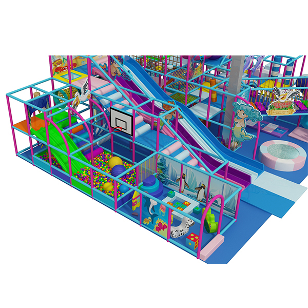 Parco giochi al coperto a tema sottomarino con strutture per l'arrampicata, scivoli a spirale e percorso a ostacoli