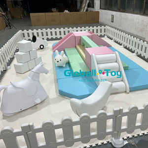 equipamento infantil com escorregador e blocos de espuma