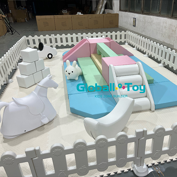 Kinderspielger&auml;te mit Rutsche und Schaumstoffbl&ouml;cken