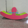 Różowo-zielona zabawka na biegunach dla małych dzieci