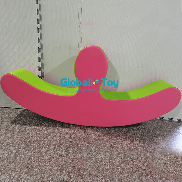 Różowo-zielona zabawka na biegunach dla małych dzieci