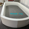 Vista dall'alto di una vasca ovale con palline soft play per uso interno.