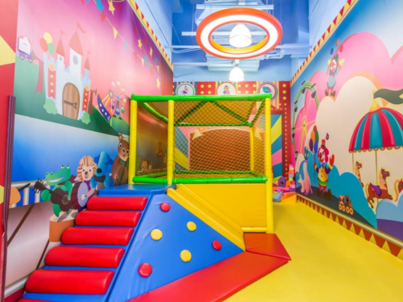 Como projetar um playground interno que atraia famílias?