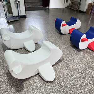 Blauw-rode schuimwip voor gebruik in de binnenspeeltuin van kinderen