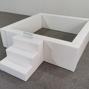 Weißer, quadratischer weicher Laufstall mit Kleinkindtreppe