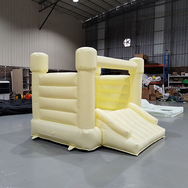 castello-gonfiabile-giallo-commerciale-per-gioco-per-bambini
