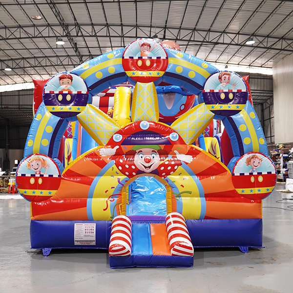 casa-gonfiabile-colorata-di-carnevale-con-scivolo-per-noleggio-per-eventi