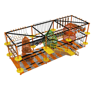 pista de corda alta comercial com torres de rede e elementos de equilíbrio