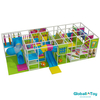 Centro comercial de juegos interiores con tobogán y obstáculos para niños