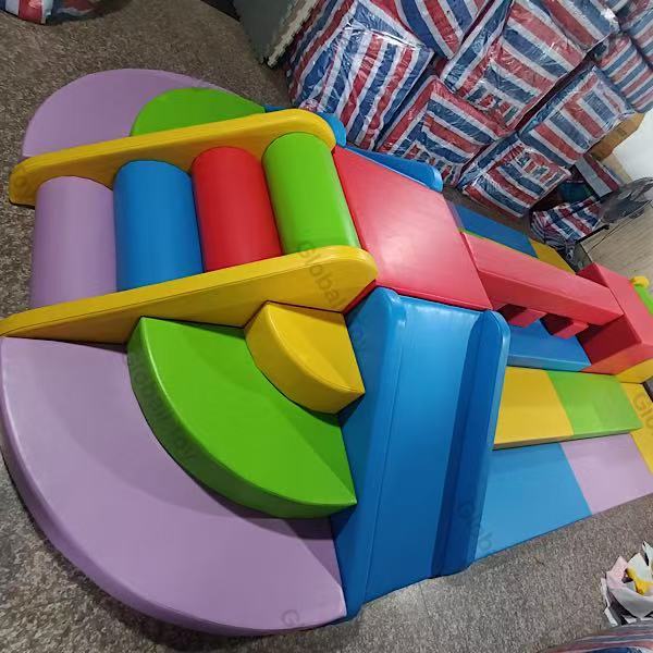 Zestaw miękkiej piramidy dla dzieci z tęczowym mostem