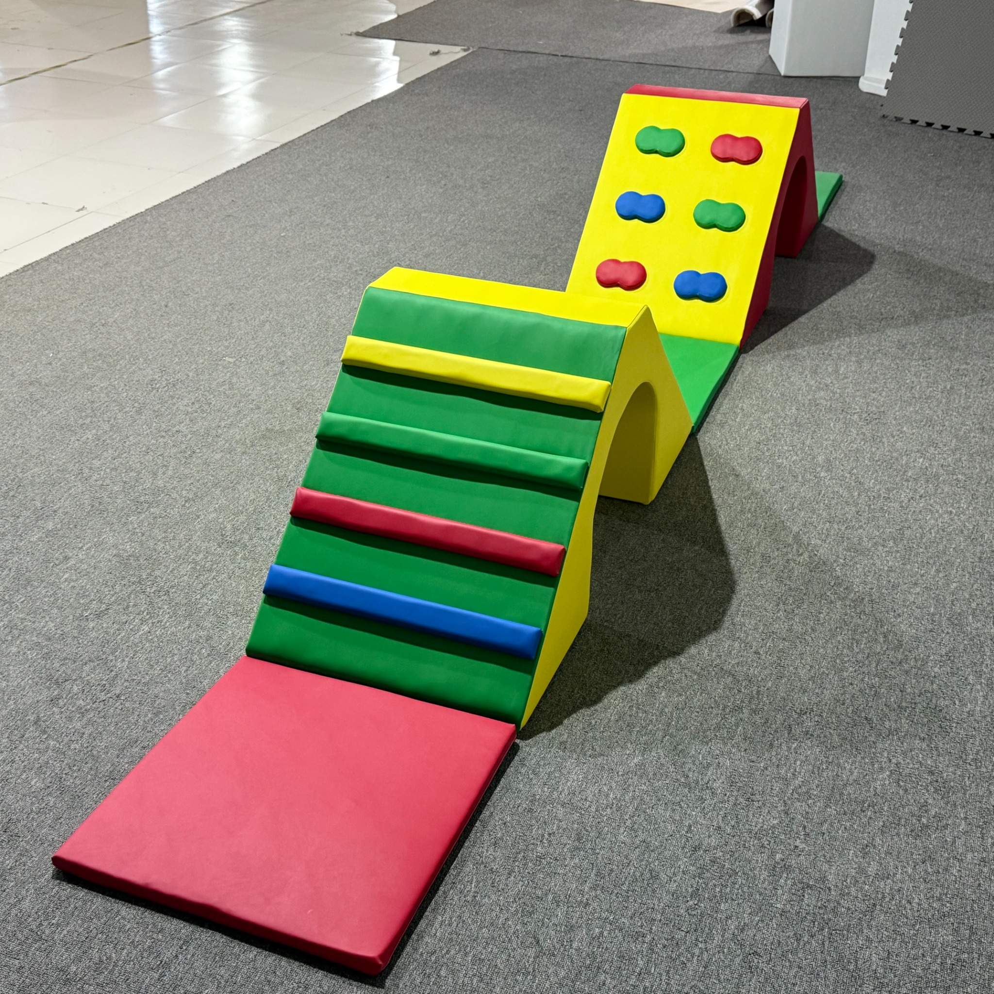 Veelkleurige Soft Play Bridge-klimset met getextureerde treden voor peuters Educatieve speeltoestellen voor binnenspeeltuinen
