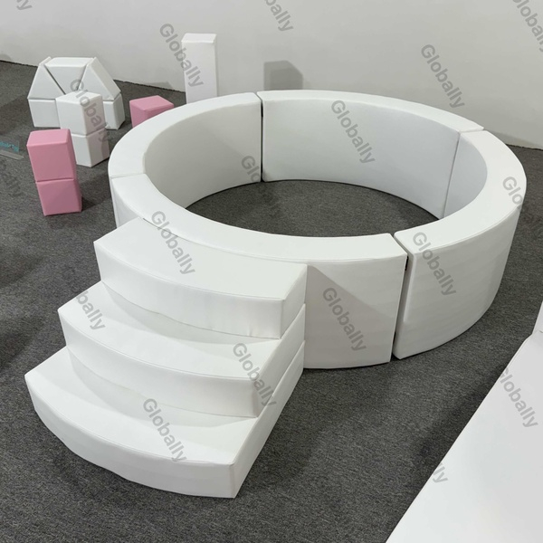 Witte zachte speeltunnel en glijbaanset voor binnenplezier voor peuters