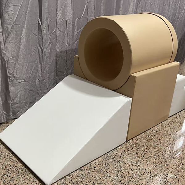 Minimalistische Softplay-Rutsche und Tunnelausr&uuml;stung