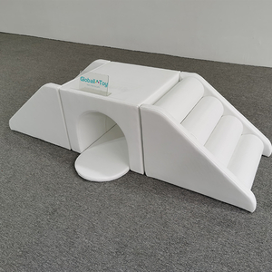 Tunnel da gioco morbido bianco con gradini di arrampicata per i pi&ugrave; piccoli