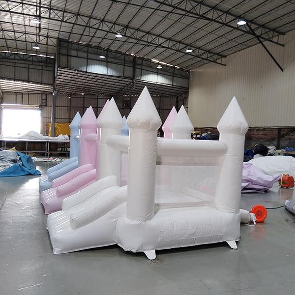 yürümeye başlayan çocuk atlama pastel şişme kale kapalı oyun