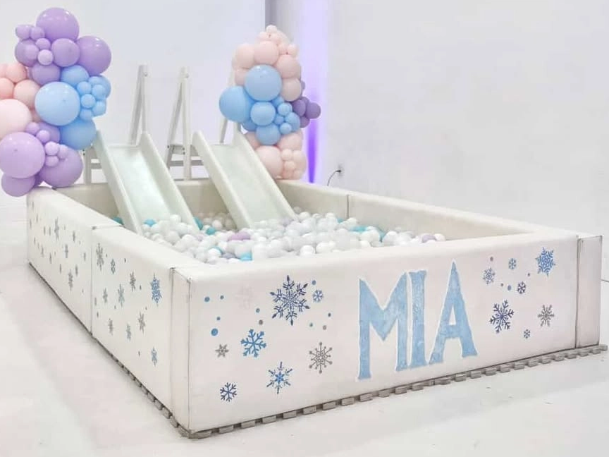 Po&ccedil;os de bola macios com tema personalizado com escorregadores duplos e castelos de salto para eventos infantis