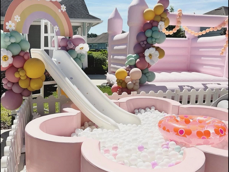 Château gonflable rose pastel avec toboggan et piscine à balles, équipement de jeu extérieur doux pour les fêtes d'enfants_1207_905.jpg