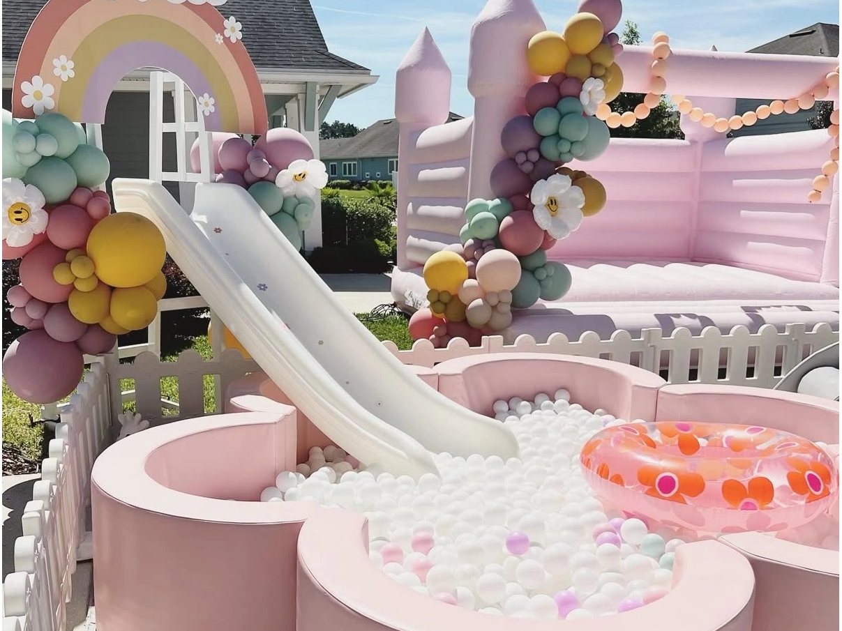 Castillo inflable rosa pastel con tobog&aacute;n y piscina de bolas | Equipo de juego suave al aire libre para fiestas infantiles