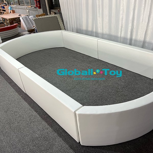 Design moderno e rotondo con struttura di gioco morbida.