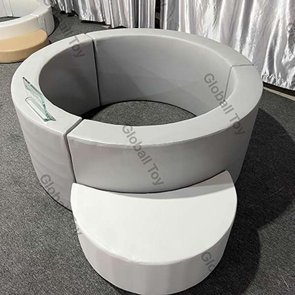 Piscina per palline da gioco morbida rotonda blu e bianca con gradino per parco giochi al coperto per bambini e centro divertimento per feste di compleanno