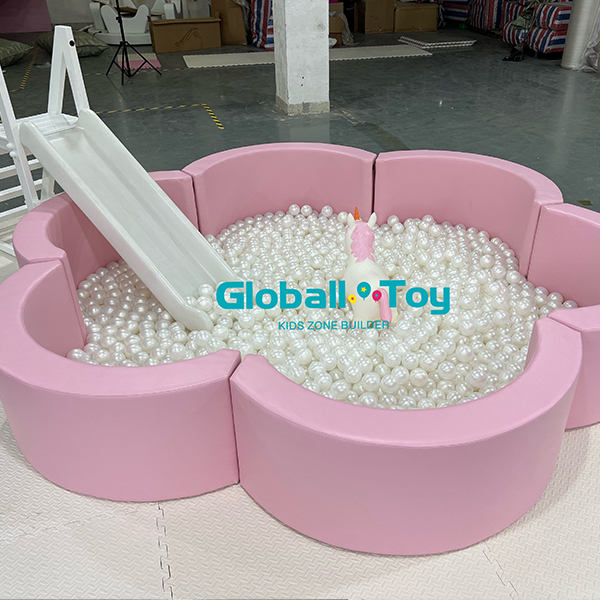 Tempat bermain bola dan perosotan untuk anak-anak